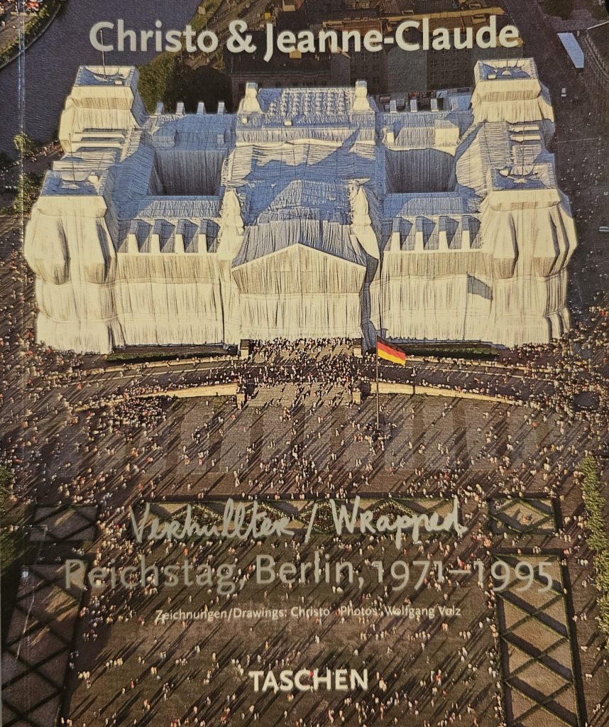 1995 CHRISTO & JEANNE-CLAUDE. WRAPPED REICHSTAG, BERLIN, 1971-1995. Catalogo